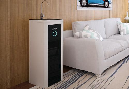 Một người phụ nữ trẻ đang thư giãn trong phòng khách sạch sẽ, có máy lọc không khí Coway và Daikin minh họa hai bên, thể hiện sự thoải mái và không khí trong lành