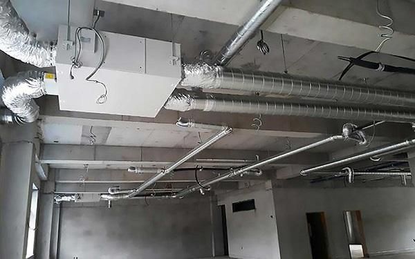 Kỹ thuật viên đang bảo trì hệ thống cấp khí tươi trong nhà xưởng