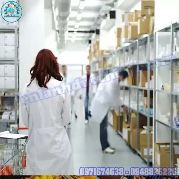 Phòng lạnh âm sâu hiện đại với hệ thống điều khiển kỹ thuật số, đảm bảo môi trường bảo quản tối ưu cho dược phẩm.