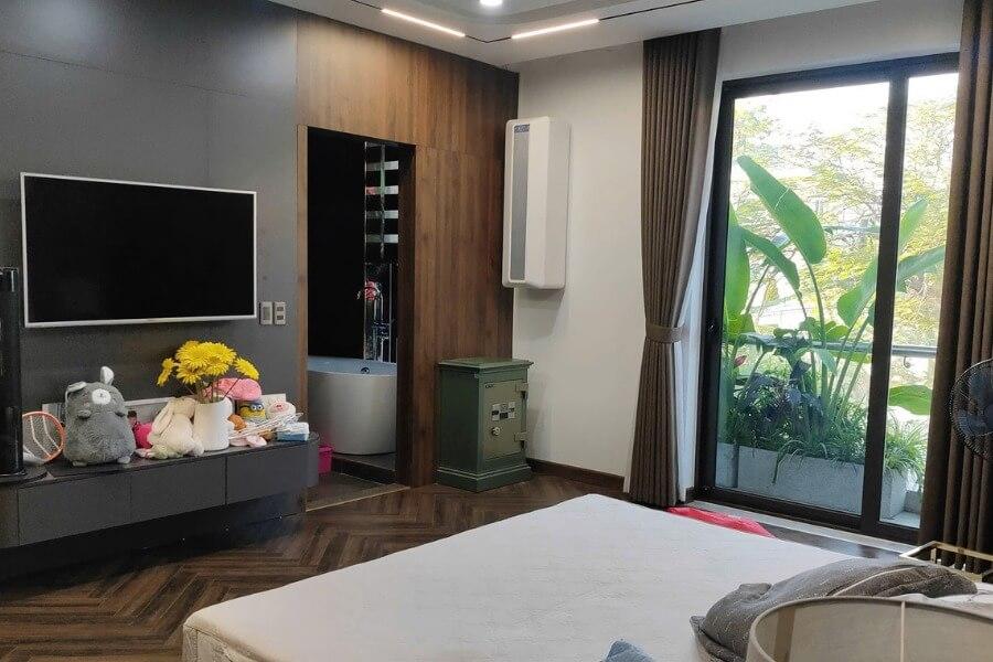 Gia đình đang tìm hiểu và lựa chọn máy cấp khí tươi tiết kiệm điện phù hợp với không gian sống.