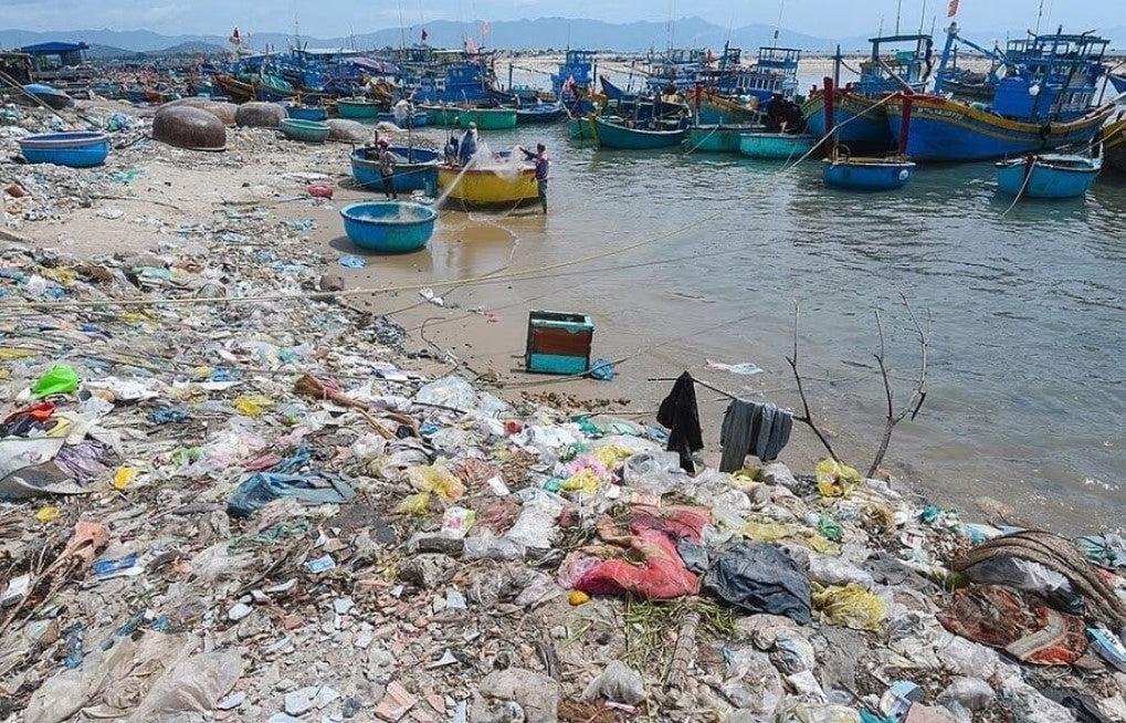 Máy lọc không khí cá nhân bảo vệ bạn giữa môi trường đô thị ô nhiễm
