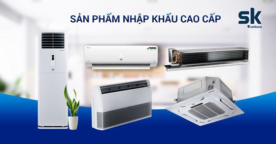 Một chiếc máy lạnh tủ đứng cũ hoạt động hiệu quả trong không gian văn phòng bận rộn.