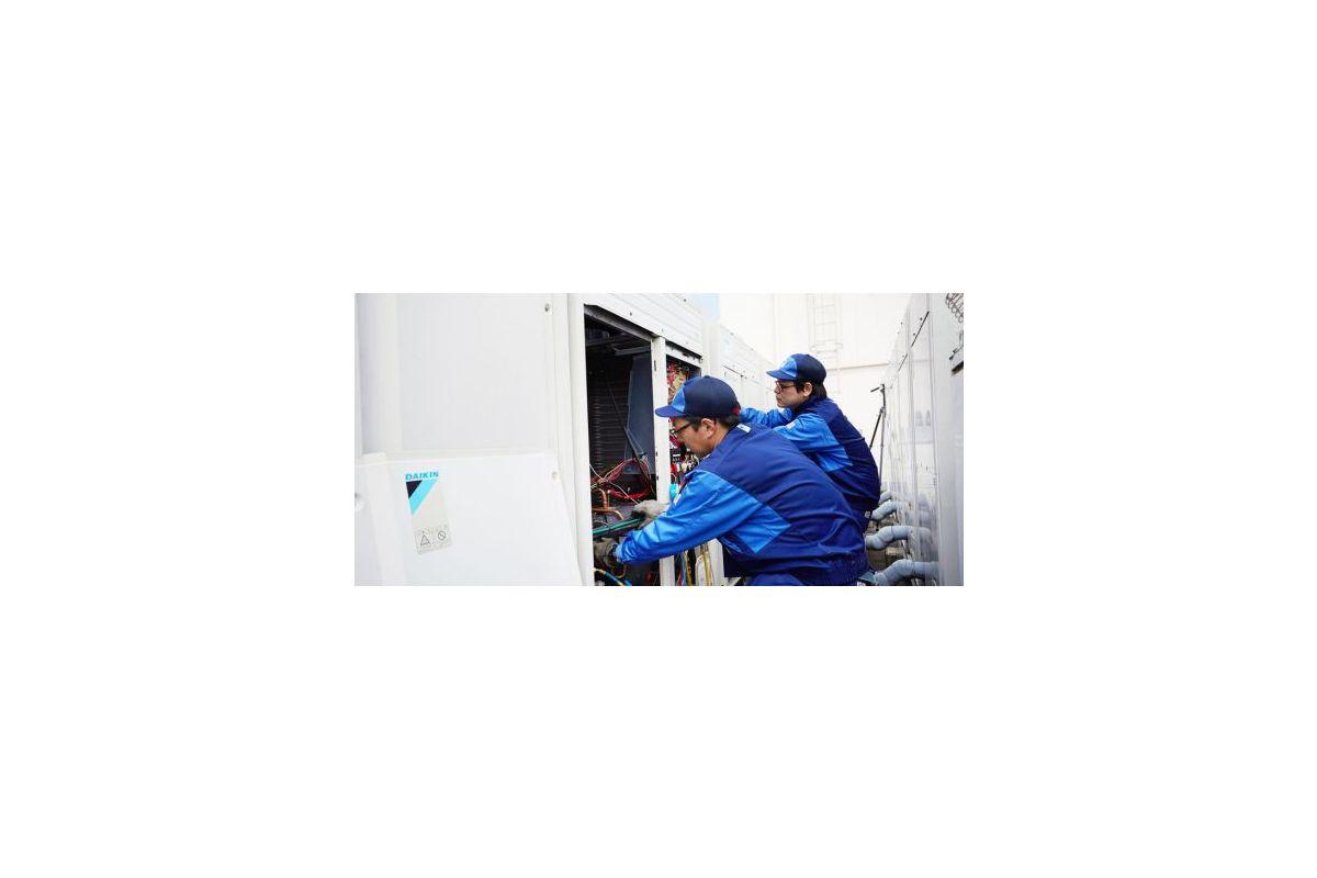 Kỹ thuật viên vệ sinh dàn lạnh máy lạnh âm trần cẩn thận, đảm bảo không khí sạch