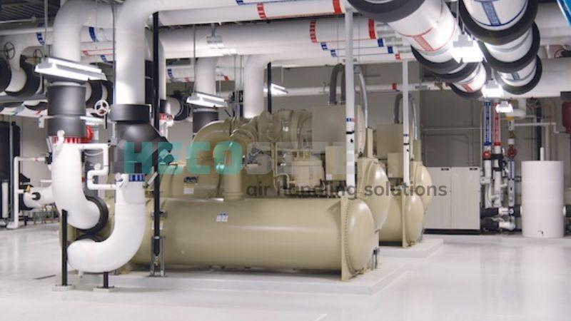 Cấu tạo hệ thống HVAC hiện đại với các thành phần chính như AHU, ống gió, chiller và tháp giải nhiệt.