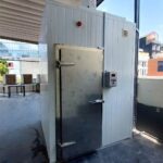Cấu tạo tổng quan của kho lạnh với các bộ phận chính như panel cách nhiệt, cửa kho, và hệ thống làm lạnh.