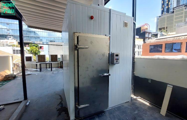 Cấu tạo tổng quan của kho lạnh với các bộ phận chính như panel cách nhiệt, cửa kho, và hệ thống làm lạnh.