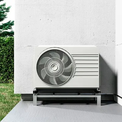 Các dụng cụ cần thiết cho việc tự vệ sinh điều hòa tại nhà, bao gồm bình xịt, khăn, bàn chải và dung dịch chuyên dụng.